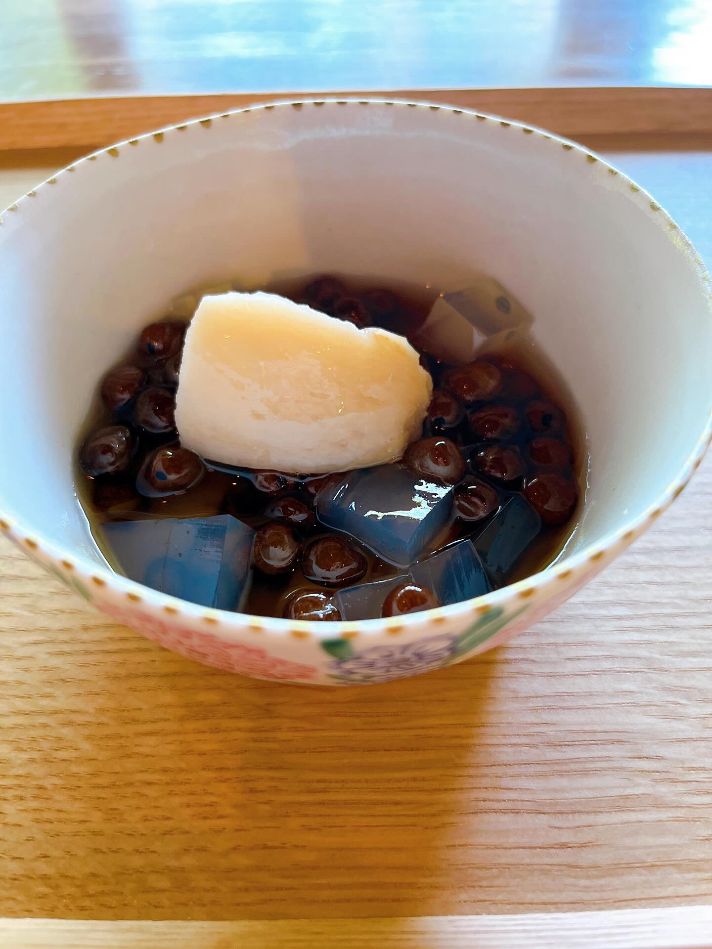 \\明日からの3連休営業します！//

いっときの暑さに比べたら随分過ごしやすくなりましたね。

この夏たくさん炊いたえんどう豆のみつ豆
明日からの3日間で終わります。

月曜日も営業しますので食べ納めにいらしてくださいませー。

15日（月㊗️）のランチはご予約のみにいたしますのでお問い合わせくださいませー。