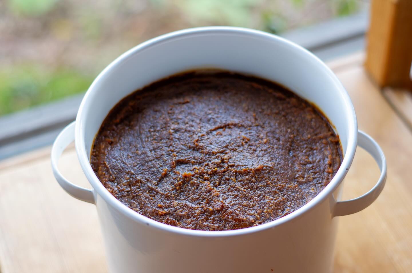 去年仕込んだお味噌を年明けのランチから使っています。　

去年の夏がとても暑く長かったからなのか
いつもの年より色も濃く熟成も進んでいますが
まだ少し塩が立っていているように思います。

一昨年のお味噌も少し混ぜたりして「おいしいところ」を探りながらお味噌汁でお出ししています。

来週からはみなさんとのお味噌づくりですが
今は毎日お米を洗って蒸して麹菌をつける日々
お米の機嫌をとりながら
美味しくできてね、と祈りながら毎日糀の作業をしています。

今年はなにかと大変で来年は量を減らそうかな，と思ったり。

それでも一年後に美味しいお味噌に出会うため
頑張っていますー。

（糀づくりお味噌仕込みのため1月いっぱいはお休みしています。）