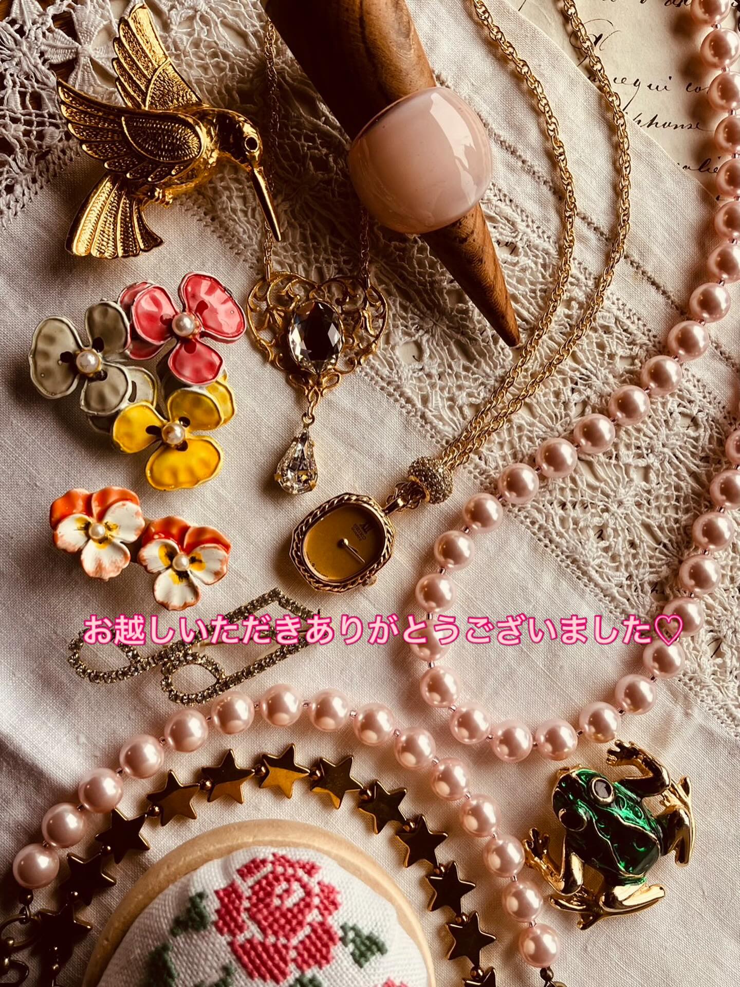 ３日間開催しました『春のTutti.展』
たくさんの方にお越しいただきありがとうございました。

この3連休は気温も上がり春一番も吹き
春が展示会に合わせて急ぎ足でやってきたようでした。

この画像に載っているものも半分くらいはお客様のもとに旅立ちました。

今回の展示会、買われたものをすぐに身に付けて帰られるお客様がとても多かったです。
それだけワクワク♡した気持ちでお買い求めいただいたのだと思います。

ランチもカフェもたくさんのご利用ありがとうございました。

「え？もう桜咲いてるの？」と思うくらいの賑やかさでした。
今月半ば頃まで体調も不安定で長くお休みしていましたので
久しぶりの営業、元気にopenできたこと
なによりホッとしています。

明日は仕込み
明後日から金曜日までは通常営業。
土曜日は『美味しい時間』の開催です。

ギャラリーは今週いっぱいTutti.さんのアクセサリーの展示をしています。
Tutti.さんは在店されませんが購入も可能ですのでお時間ある方はぜひいらしてくださいませ。
（26日（木）のみ15時closeです）

@tutti.okuizumo