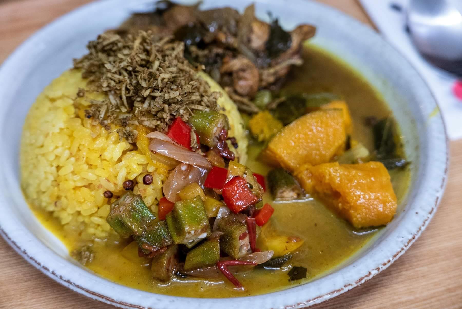 ほんとうにお久しぶりになります
オリゼのスリランカカレー🇱🇰

初めてCiBOに参加させてもらったのは駅北のTastさんの店舗内でした。
朝9時のスリランカカレーを本当に食べてもらえるのかしら？と思いつつ準備しましたが40食のカレーがあっという間に完売。
そこからしばらくはイベント毎にカレーをつくってきました。

コロナ禍以降ほとんど登場することがありませんでしたが
最近「また，オリゼのスリランカカレーを食べたい」
というお声をいただく機会が増えてきました。　　

久しぶりにやります!カレーの日。

第一弾として浜田市いちねん草さんでのイベント〈6/20詳細は後日〉で
久しぶりにスリランカカレーランチお出しします！

森の中のマーケットでもお出ししました！懐かしいです！！

浜田益田方面のみなさん、ぜひご予定してくださるとうれしいです♡

そしてオリゼでは6/27⭐︎オリゼナイト⭐︎としてスリランカカレーをご用意いたします。

夏至を少し過ぎた頃ですので
夜までのんびり開催の予定です。
こちらも詳細は改めてご案内いたしますが

久しぶりにカレーやりますよー、というご連絡でした。