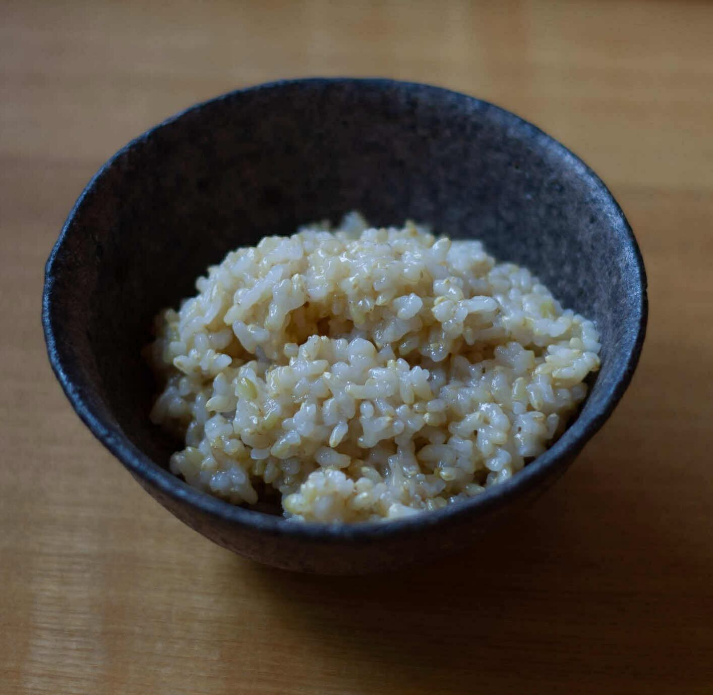 今週のランチから新米の玄米ごはんをお出ししています。

いつもいただいているところは収穫が遅めなので今月は吉賀町の〈かきのき村〉のお米です。
お米確保は切実な問題ですがたまたまインスタに少しだけおわけできますよ、という投稿で早速連絡。
実は実家の田んぼを挟んだ前のお家のもの。
合鴨を田んぼに放って草取りをしてもらった
無農薬米です。

圧力鍋で炊いてますのでもっちり柔らかくとっても美味しいです。

分けていただいたのは20キロなので
こちらのお米は今月だけになると思います。
ぜひ、食べてみてくださいー♡

みなちゃん
この度はお声掛けいただきありがとうございます。
来年は注文したいです！

@triangles_coffee_stockroom