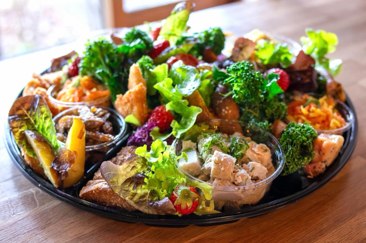 オリゼの今年の営業は10日からスタートしています。
昨日はオードブルのオーダーをいただきました。

今年もたくさんのお野菜と向かい合う時間を
楽しみながらやっていこうと思います。

それにしても今日は寒いですね。
ガタガタビュゥビュー吹く風で店内さむさむ。
積雪はないものの
むしろシンシンと降ってくれる方がいいなぁ、などと思います。

明日は月曜日ですがのんびりopenしますー。