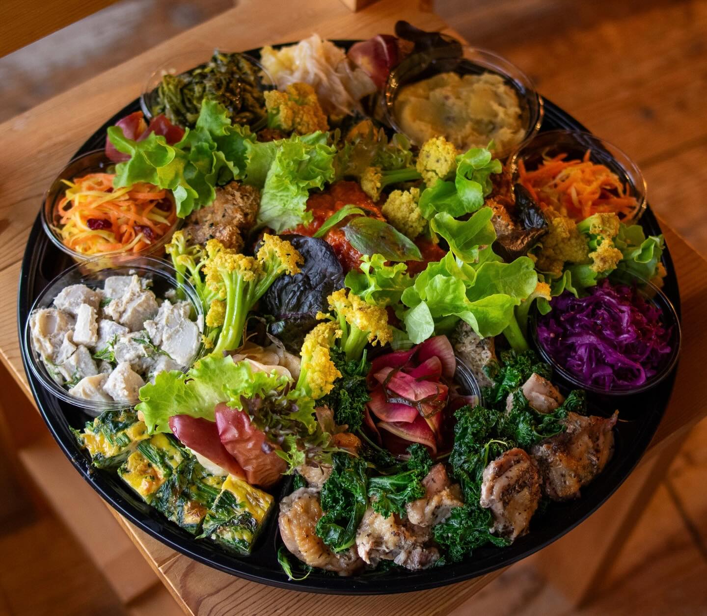 オードブルのご注文をいただきました。　

秋から冬のお野菜はカラフルで
見てもお料理しても食べても
楽しいし元気になります。

野菜そのもののパワーが全部体に効いてくる感じです。

オリゼは19日が年内最終営業日。

21日はSunday Market CiBO〈朱鷺会館〉

以降はオードブル準備、糀仕込み準備と続きます。

残りわずかですが、よろしくお願いします♡