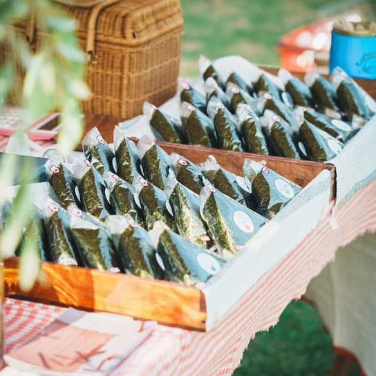 22日からの『ティラミス食堂』には
オリゼ定番の玄米おむすびも持っていきます。

3日間の開催でたくさんのおむすびを握っていこうと思っていますが
以前投稿した通り次の新米が出るまでの間
充分なお米が確保できていない状況です。

金曜日は平日なので数としては少なめの予定
土曜日，日曜日は少し多めにと思っています。

今回のラインナップは海咲丸さんのわかめ、自家製梅しそ、人気の塩鮭の3種類です。

今回は取り置きもなるべくお受けしたいと思っていますのでご希望があればInstagramに日にち、時間、種類などDMをください。

お米のこともあり9月24日から月末までお休みをいただきます。
新米の入手次第でもう少しお休みが長くなるかもしれません。

ホームページに9月のカレンダーをあげましたのでご確認くださいませ。